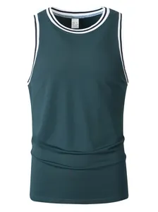 Detailansicht eines dunkelgrünen Sport-Tanktops für Herren mit gestreiftem Rippenausschnitt