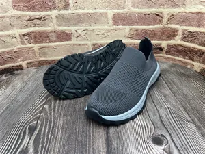 Primer plano de zapatillas de punto para hombre con malla gris y suela antideslizante.
