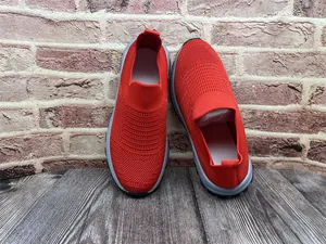 Vista detallada de zapatos rojos fly-knit slip-on con malla transpirable y suela