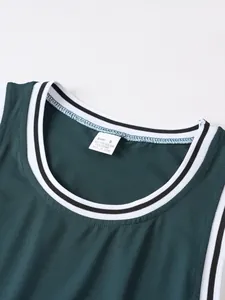 Nahaufnahme eines dunkelgrünen Sport-Tanktops mit gestreiftem Ausschnitt und Etikett.