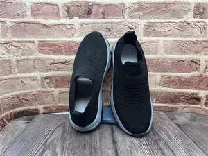 Detalle de zapatillas sin cordones de punto negro transpirable con suelas grises