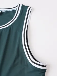 Nahaufnahme eines dunkelgrünen Sport-Tops mit schwarz-weiß gestreiftem Rippstrick-Besatz.