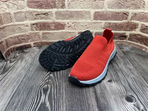 Detalle de zapatillas slip-on de punto rojo con textura transpirable y suela