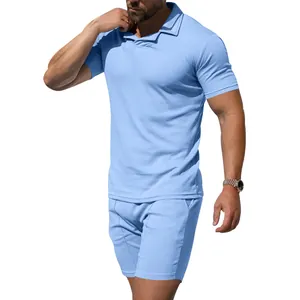 Herren Slim Fit Polo-Shirt und Shorts Set in Hellblau am Model präsentiert