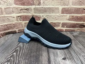 Vista detallada lateral de zapatilla negra transpirable fly-knit con suela suave y flexible