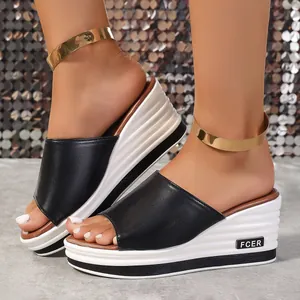 Modische Damen-Keilsandalen mit schwarzem Leder-Obermaterial und gestreiftem Plateau-Absatz
