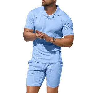 Herren-Set aus hellblauem, schnell trocknendem Polo-Shirt und passenden Shorts in Slim Fit.