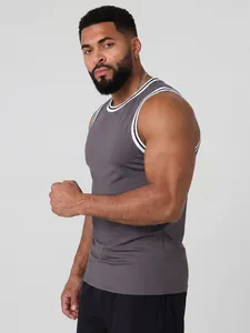 Detailansicht eines grauen Muskel-Tanktops für Herren mit kontrastierenden Streifen am Saum
