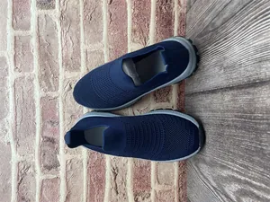 Vista detallada de zapatillas de punto transpirables azul marino con suelas suaves