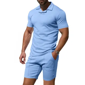 Detailansicht eines hellblauen, schmal geschnittenen, schnell trocknenden Polo-Sets für Herren