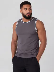 Detailansicht eines Herren-Sport-Tanktops mit gestreiftem Rand und grauer Stoffstruktur