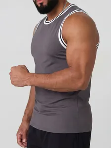 Graues Muskel-Fit-Gym-Tanktop in Seitenansicht mit gestreiftem Besatz und schnelltrocknendem Gewebe