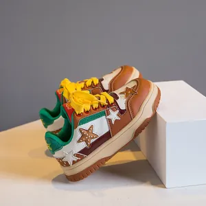 Πολύχρωμα παιδικά sneakers με σχέδιο αστέρι και έντονα κίτρινα κορδόνια για την άνοιξη