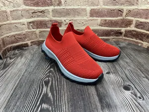 Detalle lateral de zapatillas rojas de tejido transpirable para hombre, diseño cómodo