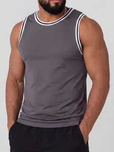 Detailaufnahme eines grauen, schnelltrocknenden Muskel-Tanktops für Herren mit Streifen
