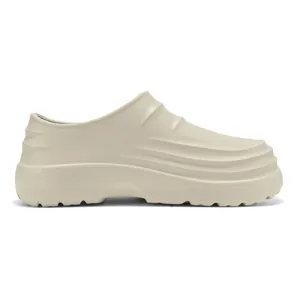 Seitenansicht professioneller beiger wasserdichter rutschfester Plateau-Kochschuhe