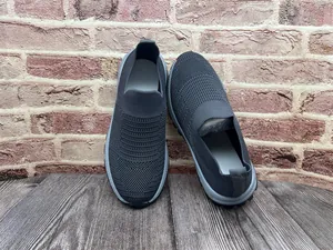 Detalle del tejido de punto transpirable en estos zapatos grises sin cordones.