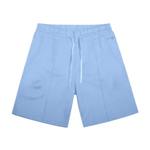 Primo piano di pantaloncini sportivi azzurri da uomo con elastico e coulisse in vita.