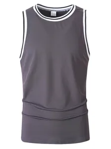 Detailansicht eines grauen schnelltrocknenden Fitness-Tanktops für Herren mit Streifen