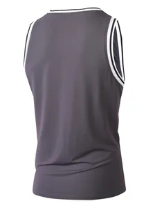 Rückansicht eines grauen, schnell trocknenden Herren-Fitness-Tanktops mit Streifen