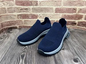 Detalle de zapatillas de punto azul marino con suelas grises gruesas y muy cómodas.
