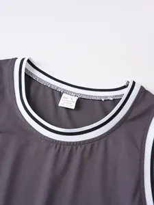 Detail des Ausschnitts und Materialetiketts eines schnelltrocknenden Herren-Sport-Tanks