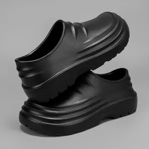 Seitenprofil schwarzer wasserdichter Kochschuhe mit dicken, rutschfesten Sohlen