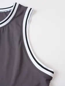 Detail eines schnelltrocknenden Sport-Tanktops mit gestreiftem Rippkragen und Armlöchern