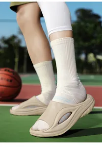 Nahaufnahme von beigen Sport-Slippern für Herren auf einem Basketballplatz im Freien
