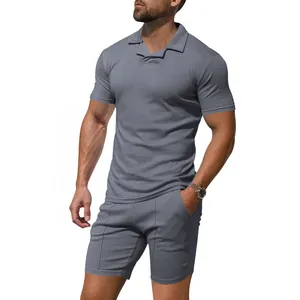 Detailansicht des schmal geschnittenen grauen Herren-Polo- und Shorts-Sets für Sport.