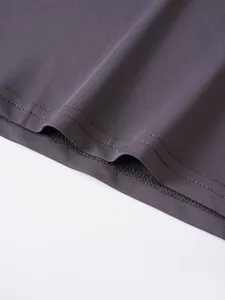 Nahaufnahme des strapazierfähigen, doppelt genähten Saums eines dunkelgrauen Sport-Tanktops.