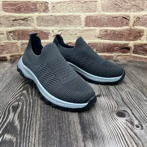 Zapatillas de punto gris transpirables para hombre con una suela suave y gruesa