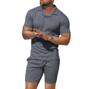 Detailansicht des grauen, schnelltrocknenden Slim-Fit-Poloshirts für Herren mit Shorts