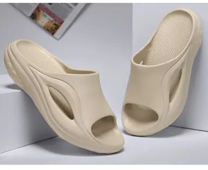 Detailansicht beige Herren-Sport-Slides mit seitlichen Ausschnitten und dicker Sohle