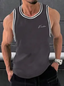 Detailansicht des grauen Herren-Sport-Tanktops mit weißem Rand und Freedom-Schrift.