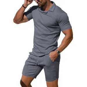 Detailansicht eines grauen, schmal geschnittenen Herren-Poloshirts und Sportshorts-Sets.