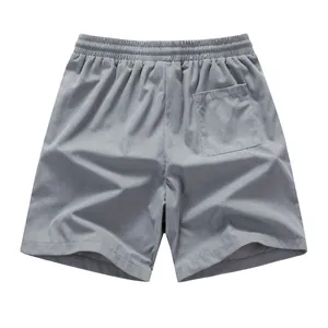 Rückansicht von grauen Cord-Freizeitshorts mit Gummizug und Gesäßtasche im Detail.