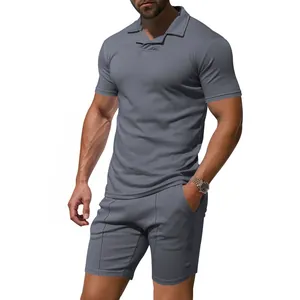 Detailansicht von Herren-Sportset mit schmaler Passform, Polohemd und Shorts in Grau
