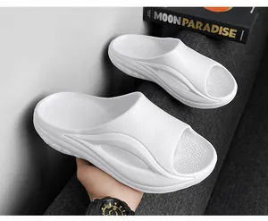 Nahaufnahme von leichten weißen Sport-Slippern mit atmungsaktivem Design für Herren.
