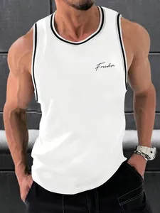 Nahaufnahme eines weißen Herren-Fitness-Tanktops mit elegantem Freedom-Schriftdruck