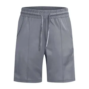 Detailansicht der grauen, schnelltrocknenden Sportshorts für Herren mit Kordelzug
