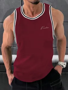 Detail eines weinroten Fitness-Tanktops für Herren mit weißem Freedom-Schriftzug