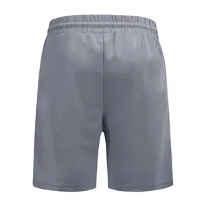 Vista posterior de pantalones cortos deportivos grises de secado rápido para hombre