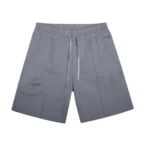 Vista frontale di pantaloncini sportivi grigi da uomo con coulisse e tasche laterali