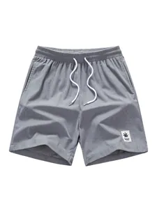 Lässige graue Herren-Sommershorts mit elastischem Kordelzug und Blatt-Aufnäher.