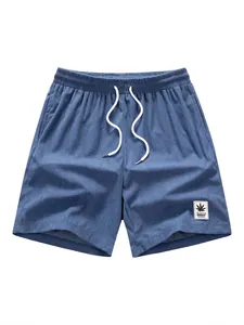 Lässige blaue Herren-Sommershorts mit elastischem Kordelzug und Logo-Aufnäher-Detail