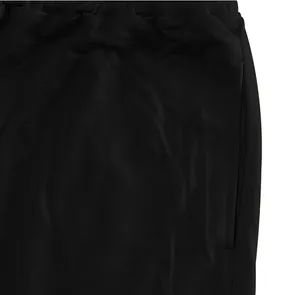 Primo piano di pantaloni sportivi neri leggeri con vita elastica e dettaglio tasca.