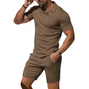 Detailansicht eines braunen Herren Polo-Shirts und passenden Sport-Shorts im Set.
