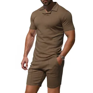 Detailansicht Herren Slim Fit braunes Polo-Shirt und Shorts Set schnelltrocknend