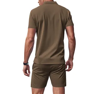 Rückansicht von sportlichem braunem Polohemd- und Short-Set für Herren, Slim Fit Design